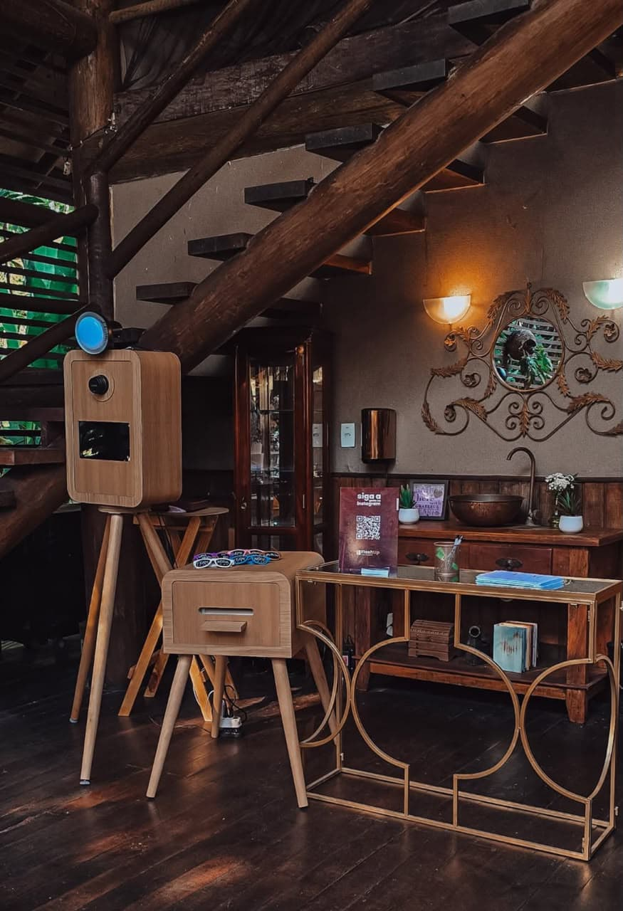 Totem Momentu montado em ambiente rústico